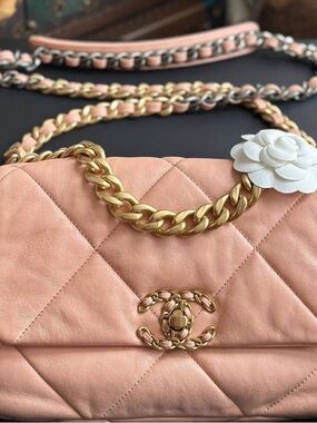 CHANEL 19 C19 SHINY LAMBSKIN PEACH MEDIUM Plastic Film On (k2600as)